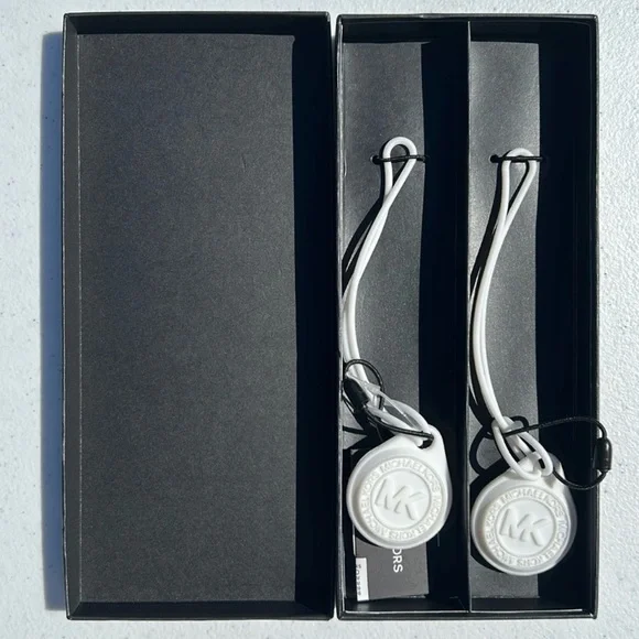 🔥low start🔥Michael Kors NWT in the Box white silicon Air Tags cover - Picture 6 of 7